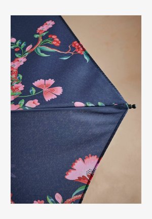 Donkerblauwe paraplu met bloemenpatronen in tinten roze en groen. Textuurstof met een donkere metalen accenten aan de bovenkant.