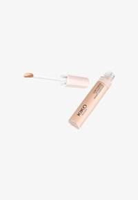 Kiko Milano Love Fusion 24H Hydraterende Stralende Concealer tube met applicatorstaafje waarop beige vloeibaar product zichtbaar is.