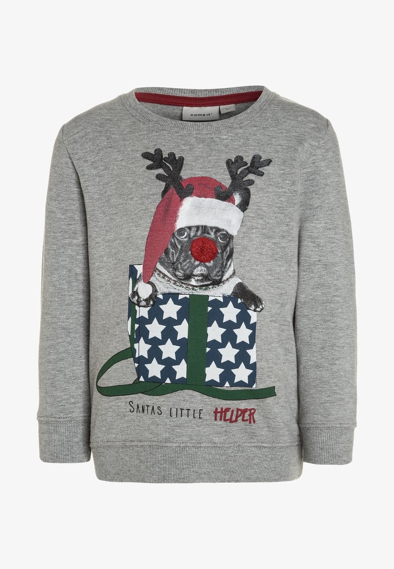 Sweat-shirt gris avec un chien portant des bois de renne, un chapeau de Père Noël rouge et un nez rouge, assis dans une boîte cadeau bleue avec des étoiles blanches.