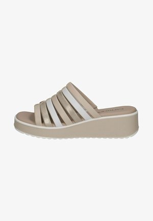 Beige színű wedge slip-on szandál, öt széles pánttal, amelyek bézs, fémes arany és fehér színben pompáznak. Texturált talp, amely könnyű párnázottsággal rendelkezik.