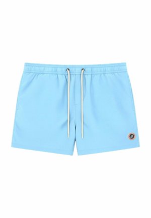 Shorts de bain pour homme bleu clair avec taille élastique, cordons blancs, poches latérales, et un patch logo rond sur la jambe gauche.