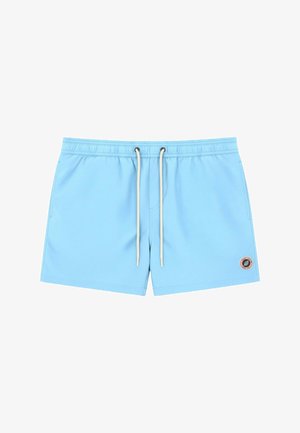 Shorts de bain pour homme bleu clair avec taille élastique, cordons blancs, poches latérales, et un patch logo rond sur la jambe gauche.
