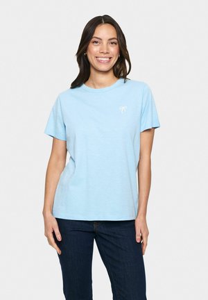 T-shirt azzurro chiaro a maniche corte in morbido tessuto, con un piccolo logo a fiocco bianco sul petto. Vestibilità comoda con scollatura rotonda.