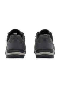 Graue Wanderschuhe verfügen über ein strukturiertes Mesh-Obermaterial, einen gepolsterten Kragen und eine Gummisohle mit multidirektionalen Stollen für bessere Traktion.