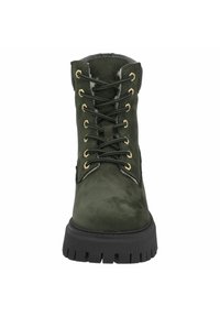 Stivale in suede verde con lacci, caratterizzato da occhielli dorati, suola in gomma nera spessa e rivestimento morbido. Design a punta rotonda con finitura texturizzata.