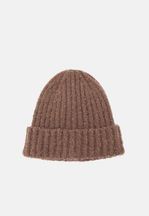 Bonnet en tricot côtelé marron avec un revers, fabriqué à partir d'un matériau doux et texturé, avec un dessus arrondi et des lignes verticales.