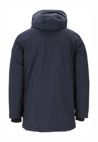 Marinblå isolerad jacka med huva, har en rak skärning och elastiska ärmslut; tyget verkar slätt med en matt yta.