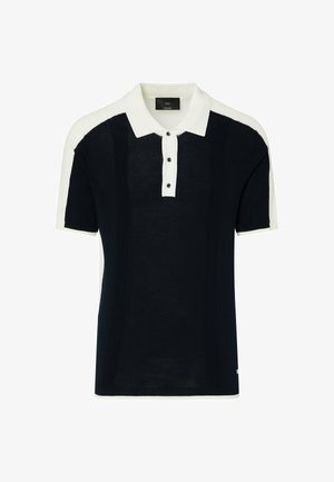 Schwarzes kurzärmeliges Poloshirt mit weißem Kragen und Knopfleiste, mit weißen Streifen an Schultern und Ärmeln.