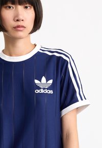 adidas Originals ADICOLOR 3-STRIPES PINSTRIPE - Camiseta estampada - dark blue