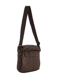 Brązowa skórzana torba crossbody o teksturowanej powierzchni, z regulowanym materiałowym paskiem i przednią kieszenią na zamek. Kwadratowy kształt i minimalistyczny design.