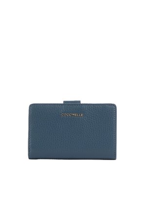Portafoglio in pelle testurizzata blu scuro con chiusura a scatto e logo "COCCINELLE" dorato al centro sul davanti.