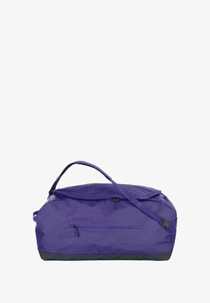 Bolsa de lona morada con superficie texturizada, dos asas para llevar y una correa ajustable. Cuenta con un bolsillo frontal con cremallera y una base negra contrastante.