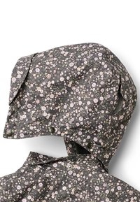 Gėlėtu raštu atsparus vandeniui paltas, kuriame tamsi fonas su rožinėmis ir baltais gėlėmis, prisegama kapišonas ir spaudinių užsegimai.