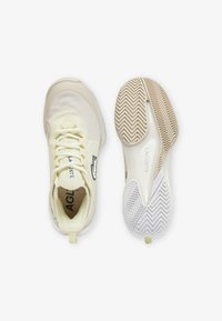 Scarpe da atletica off-white con tomaia texturizzata, chiusura con lacci e suola in gomma con motivo a spina di pesce. Logo sul lato.