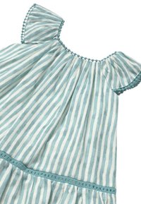 Abito a strisce blu chiaro e bianco con maniche a campana, corpetto arricciato e un delicato pizzo lungo l'orlo e il collo. Tessuto di cotone.