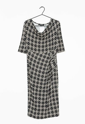 Robe noire mi-longue avec motif floral blanc, manches courtes et encolure drapée, suspendue sur un cintre noir contre un fond blanc.