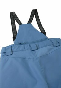Blaue wasserdichte Latzhosen mit verstellbaren schwarzen Trägern, die mit "reima"-Branding versehen sind. Eine Reißverschlusstasche und verstärkte Nähte.
