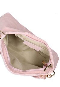 Roze canvas tas met een ritssluiting, voorzien van een beige binnenvoering, een klein zakje en gouden hardware accenten.