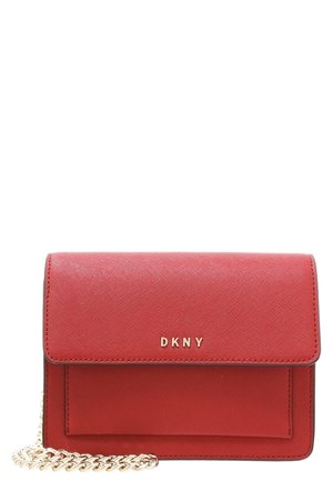 Sac bandoulière DKNY en cuir rouge avec une chaîne dorée comme sangle et un petit logo doré sur le rabat avant.