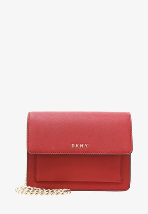 Sac bandoulière DKNY en cuir rouge avec une chaîne dorée comme sangle et un petit logo doré sur le rabat avant.