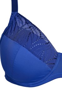 Sostén azul que presenta un tejido suave y una malla decorativa con patrones de olas en las copas. Las tirantes también son de material azul a juego.
