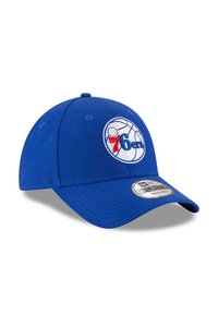 Gorra azul de tela con visera curva. Presenta un logo bordado de los Philadelphia 76ers en la parte frontal con un diseño redondo.