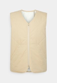 Beige vadderad väst med V-hals, ärmlös design, framzippering och mjuk textur, med diagonala sömmar.
