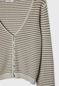 Cardigan beige et marron à rayures horizontales, col en V et huit boutons argentés sur le devant.