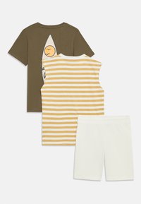 Olivgrön t-shirt med grafik, gul och vit randig ärmlös topp och vita shorts. Bomullstyg, avslappnad design, lätt textur.