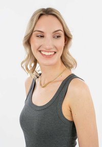 Grijze tanktop met brede bandjes en een gladde textuur, gecombineerd met een gouden ketting met een gebogen schakelontwerp.