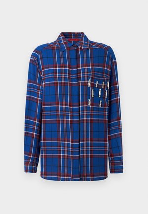 Langärmliges, blaues Karoshirt mit roten und weißen Akzenten, dekorative Sicherheitsnadeln auf der Brusttasche, mit Kragen-Design.