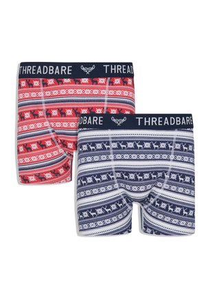 Paquet de deux boxers, un rouge avec des motifs de rennes et un marine avec des motifs blancs. Les deux ont une ceinture noire avec "THREADBARE."