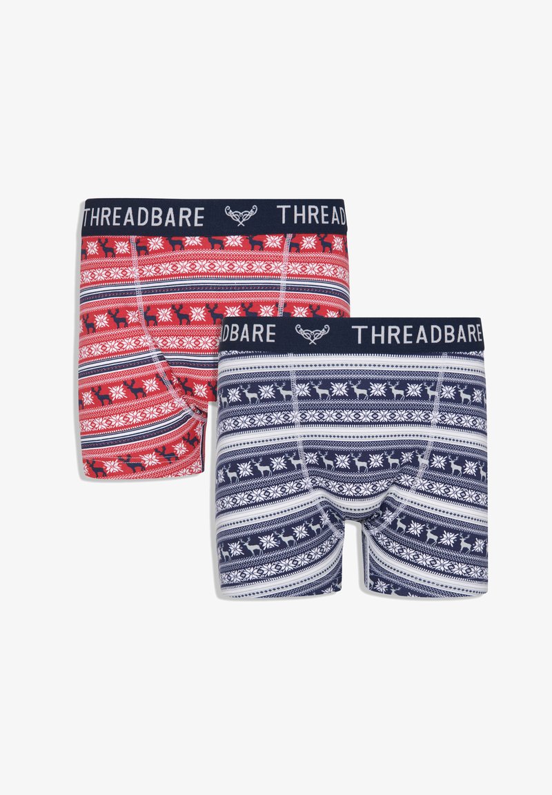Zweierpack Boxershorts, eine rot mit Rentier-Muster und eine navyblau mit weißen Mustern. Beide besitzen einen schwarzen Bund mit "THREADBARE."