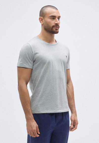 Pelēka kokvilnas t-krekls ar apaļu kakla izgriezumu un īsām piedurknēm, ar smalku logotipu krūtīs. Gluda tekstūra un ērtas piegriezums.