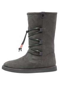 Botte haute en suède gris avec semelle plate, dotée de lacets décoratifs noirs, d'accents en caoutchouc et d'un discret logo sur le côté.