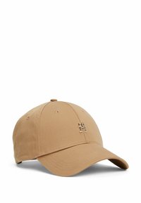 Cappellino da baseball color beige realizzato in tessuto liscio, con visiera curva e un logo con dettagli metallici sul davanti. Strappo standard regolabile sul retro.