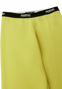 Żółte legginsy sportowe o fakturowanej powierzchni, z czarnym elastycznym pasem w talii z logo "reima".