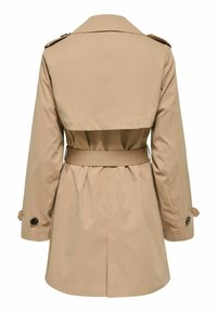 Trench-coat beige avec ceinture, poignets à boutons, épaulettes et rabat pare-tempête au dos.