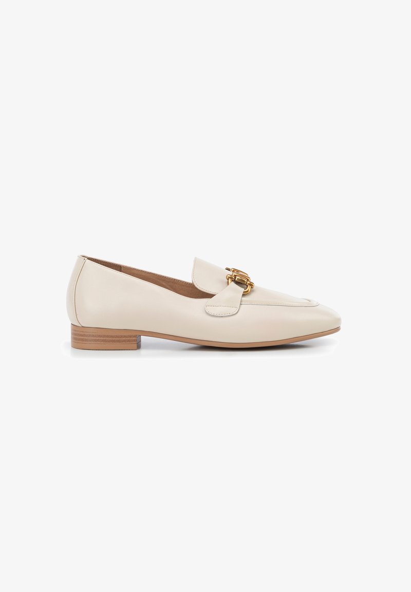 Romatische leren loafers in crèmekleur, met een platte houten hak, een ronde neus, en een decoratieve gouden gesp aan de voorkant met een gestikt detail.