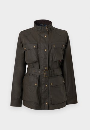 Giacca verde oliva scuro con cintura, quattro tasche con pattina, bottoni a pressione e collo con fibbia su uno sfondo chiaro e uniforme.