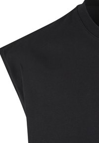 Mustast puuvillast lühikeste varrukatega t-särk, millel on ümar kaelus ja struktureeritud õlapaneelid, sileda ja matt viimistlusega kangas.