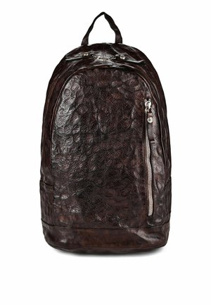 Dunkelbrauner, strukturiert genarbter Leder-Rucksack mit einer vorderen vertikalen Reißverschlusstasche und einem Tragegriff oben vor weißem Hintergrund.