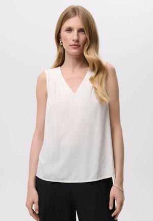 Weiße, ärmellose Bluse mit V-Ausschnitt, aus leichtem Stoff gefertigt, mit glatter Textur und leicht lockerer Passform.
