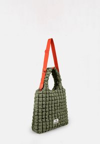 Olivgrüne gepolsterte Handtasche mit gestepptem Muster, kurzen Griffen und einem langen verstellbaren orangefarbenen Gurt. Verfügt über ein kleines Markenlabel.