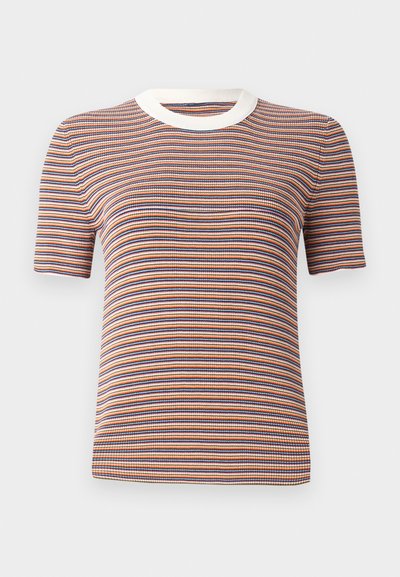 Gestreepte korte mouw T-shirt in oranje, blauw en wit. Heeft een geribbelde textuur en een witte ronde hals.