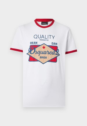 T-shirt bianca a maniche corte con collo e bordi delle maniche rossi, con la scritta "Quality tested by Dean Dan Dsquared2 Bros" e il logo sulla parte frontale.