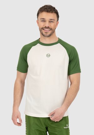 T-Shirt mit kurzen Ärmeln in cremefarbener Grundfarbe und grünen Raglanärmeln sowie Halsauschnitt, glatte Textur und einem dezenten Logo in der Mitte.