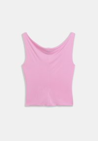 Ροζ εφαρμοστό τοπ από μαλακό ύφασμα, με λαιμόκοψη scoop και φαρδιές τιράντες, χωρίς ραφές στην πλάτη και με μινιμαλιστικό σχεδιασμό.