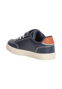 Marineblaue Leder-Sneaker mit weißen Schnürsenkeln, strukturiertem Sohlenprofil und braunem Absatzakzent. Verfügt über genähte Details und ein Low-Top-Design.