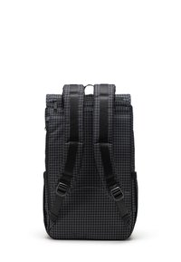 Zaino a quadri neri con design a roll-top, spallacci regolabili e dettagli hardware in contrasto. Realizzato in tessuto resistente con una finitura texture.